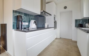 Kjøleskap, ovn, kokeplater og kaffetrakter/tekoker