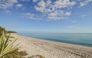 Nær stranden og fisking