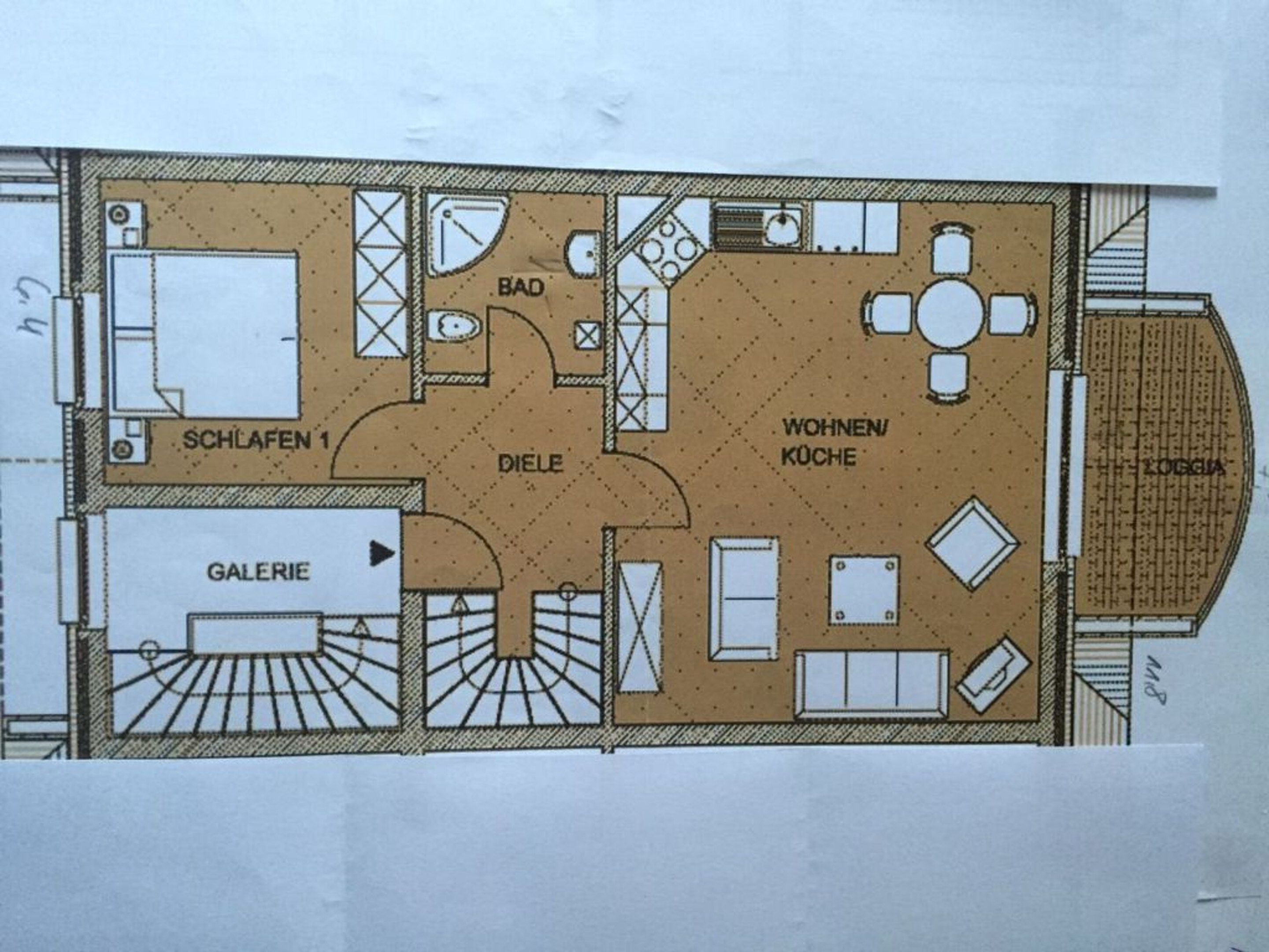 Pohjapiirros, jossa on merkitty huoneet, kuten olohuone, keittiö, kylpyhuone ja galleria.