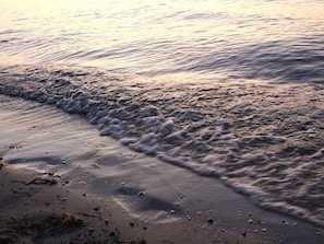 Uma praia com ondas suaves batendo na costa.