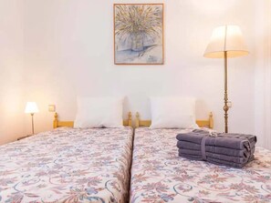 House | 5 bedrooms, individually furnished, bed sheets