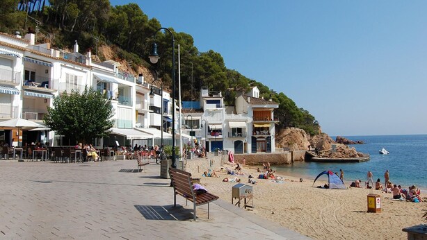 A beachside promenade with buildings, a bench, and a sandy beach. - Villa a Palafrugell con Spiaggia di Mare (Palafrugell)