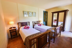 Hus | 2 sovrum, unika möbler och sängkläder