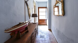A narrow hallway with a wooden boat, a lamp, and a mirror on the wall. - Villa a Palafrugell con Spiaggia di Mare (Palafrugell)