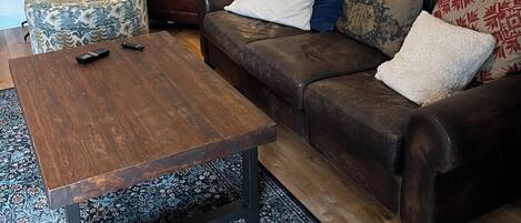 Smart TV, lareira, livros