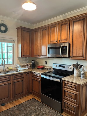 冷蔵庫、電子レンジ、オーブン、コンロ