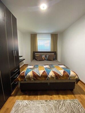 5 bedrooms, iron/ironing board, WiFi, bed sheets