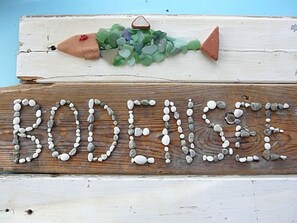 A wooden sign with the word "BODENSEE" spelled out in stones. - Holiday Apartment Seeloft (Konstanz)