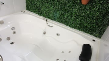 Quarto luxo, vista para o jardim | Banheiro | Toalhas de banho