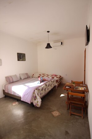 Habitación Deluxe, vista al jardín | Decoración personalizada y espacio para trabajar con laptop