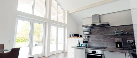 House | Private kitchen | Oven, electric kettle, toaster