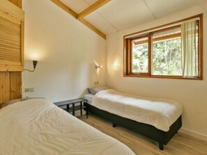 Casa | 3 habitaciones, muebles diferentes y tabla de planchar con plancha 