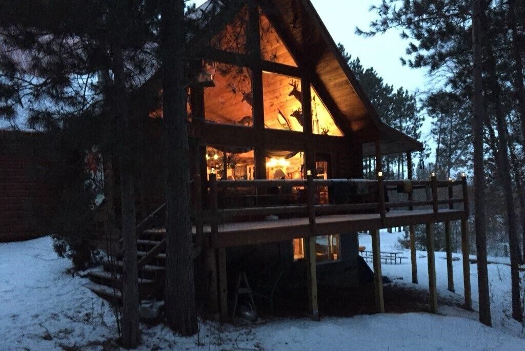 Private Cabin in the Woods...on a Lake. Family and Dog Friendly