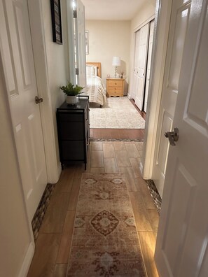 1 bedroom, WiFi, bed sheets - Fully furnished downstairs apartment inside shared home- 4 story house (Phoenix)