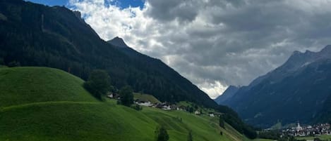 Un paisaje montañoso con un pueblo enclavado en el valle.