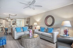 Villa, plusieurs lits, patio, vue jardin (869 Ketch Court) | Coin séjour | Télévision