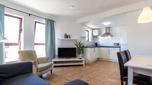 A modern apartment with a living room, dining area, and kitchen. - Belvilla by OYO Apartamento en Playa Las Carmenes (San Cristóbal de La Laguna)