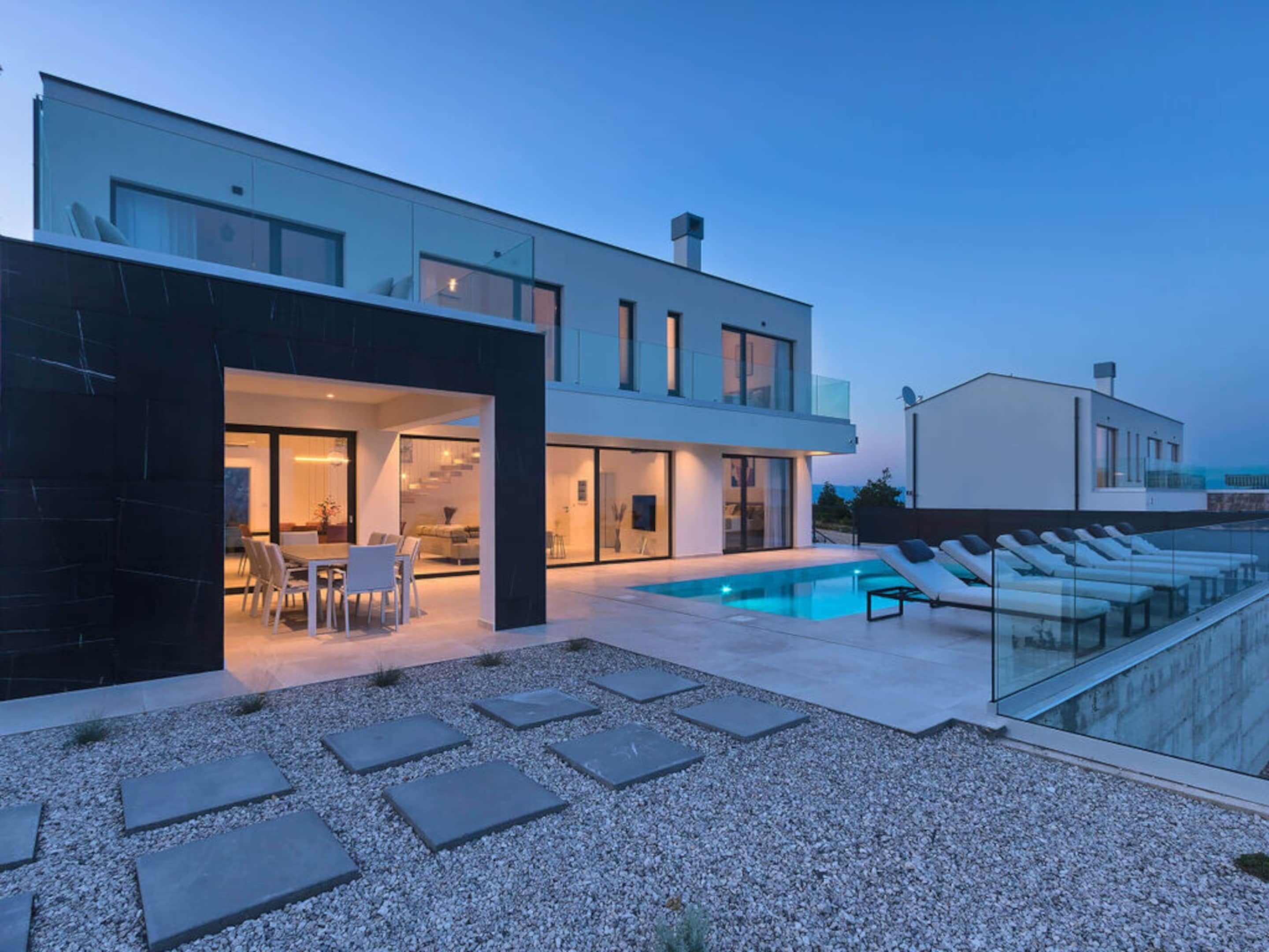 Una piscina al aire libre