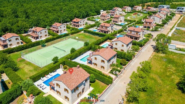 An aerial view of a residential area with multiple houses, a tennis court, and a swimming pool. - Villa Amani Comfortable Holiday Residence (Svetvincenat)