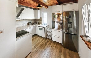 Jääkaappi, astianpesukone, kahvin-/teenkeitin