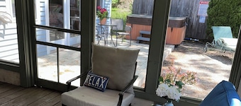 Harbert Cottage , Hot Tub, Great outdoor space , ride our bikes to the beach!