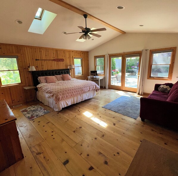 3 bedrooms, desk, iron/ironing board, travel cot