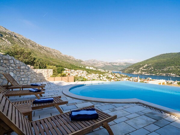 Apartment | Pool | Outdoor pool