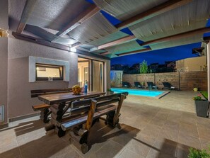 Outdoor dining - Bobo Comfortable Holiday Residence (Vodnjan)
