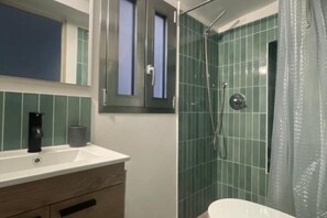 Douche, séchoir à cheveux, serviettes fournies, savon