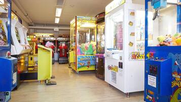 Een speelhal met verschillende grijpmachines en spelautomaten.