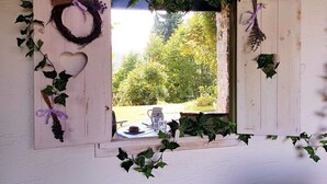 Une pièce dotée d’une fenêtre ornée de lierre et de décorations en forme de cœur.
