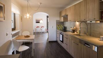 House | Private kitchen | Fridge, microwave, oven, stovetop