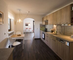 House | Dapur peribadi | Peti sejuk, ketuhar gelombang mikro, ketuhar, dapur 