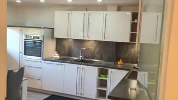 House | Private kitchen | Oven, electric kettle, toaster