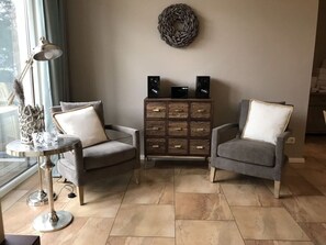 暖炉、DVD プレーヤー