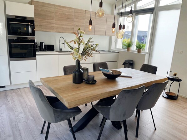 House | Dining - Beautiful Holiday Home With A/c, in a Holiday Park (Wemeldinge)