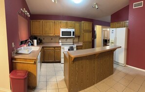 Private kitchen - Cozy Getaway home in Bullhead City. 15-20 minutes to Laughlin casinos. (Bullhead City)
