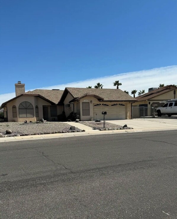 Exterior - Cozy Getaway home in Bullhead City. 15-20 minutes to Laughlin casinos. (Bullhead City)