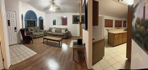 Living area - Cozy Getaway home in Bullhead City. 15-20 minutes to Laughlin casinos. (Bullhead City)