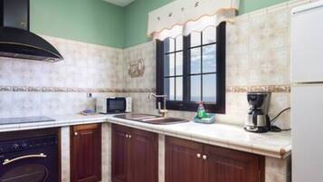 Een microgolfoven, een oven, een kookplaat