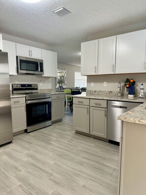 Private kitchen - Cocoa Beach Villa (Merritt Island)