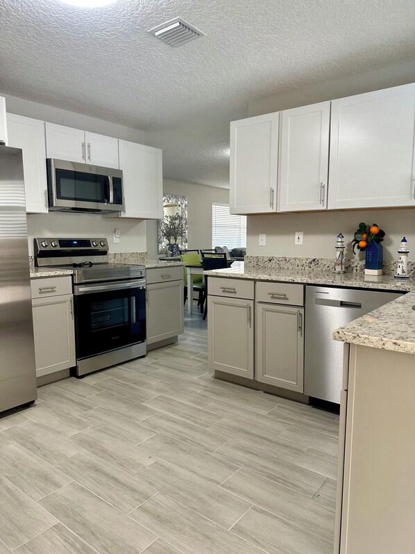Private kitchen - Cocoa Beach Villa (Merritt Island)