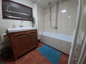 House | Bathroom | Bathtub - Holiday Home in Voorthuizen With Hot Tub (Voorthuizen)