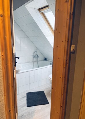 Apartment | Bathroom | Towels - Holiday Home Anje Comfortable Vacation Home (Krummhoern)