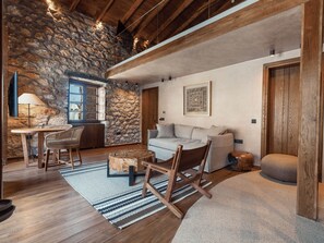 Signature suite | Luxe beddengoed, een minibar, een kluis op de kamer, een bureau