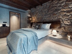 Klassieke tweepersoonskamer | Luxe beddengoed, een minibar, een kluis op de kamer, een bureau