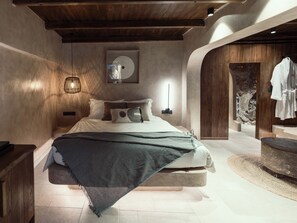 Signature Suite with Outdoor Heated Tub | Premium bedding, minibar, in-room safe, desk - KaSeas Boutique Hotel (East Mani)