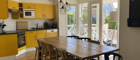 Apartment | Private kitchen | Oven, highchair