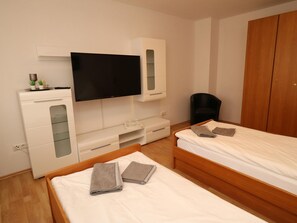 2 bedrooms, individually furnished, bed sheets - Apartment in Essen With Terrace, Balcony (Essen)