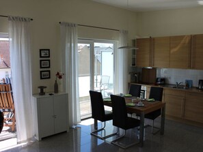 Apartment | Private kitchen | Oven, electric kettle, toaster, high chair - Holiday Apartment Island Nest (Zinnowitz)